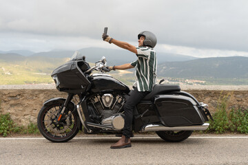 Fototapeta na wymiar Chico haciendo una foto sentado en la moto.