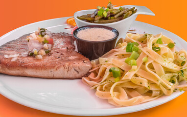 pavé de marlin mi-cuit, spaghetti et frites