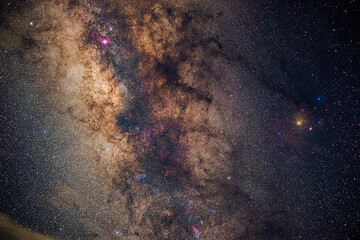 The stars and the Milky Way in the dark night sky are very beautiful.