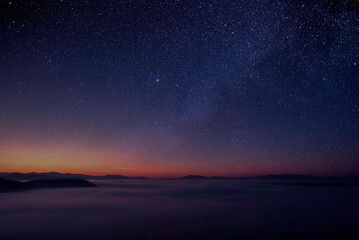 The stars and the Milky Way in the dark night sky are very beautiful.