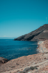 Mar azul en verano con acantilados y rocas. Agua cristalina. Cabo de gata, Almería.
