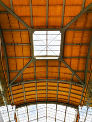 Obraz premium Looking up to wooden roof with windows of railway station