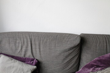 Ein gemütliches Sofa mit Kissen