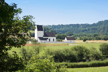 Obraz premium mittelalterliche Kirche in blühenden Wiesen am Altmühltal-Radweg (Franken)