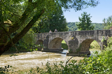 Fototapeta na wymiar mittelalterliche Brücke bei Pfünz über die Altmühl am Altmühl-Radweg in Franken