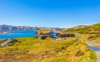 Foto auf Acrylglas Antireflex Vavatn lake panorama landscape cottages huts snowy mountains Hemsedal Norway. © arkadijschell