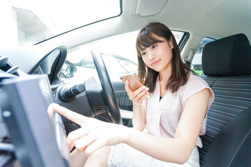 カーナビを使う女性