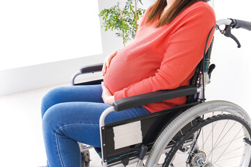 車いすに乗る妊婦