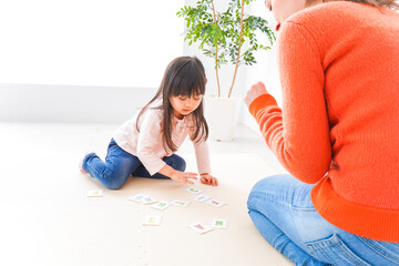 ネイティブと英語を勉強する子供