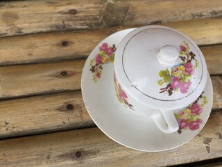 Classic coffee cup with lid on table made of bamboo