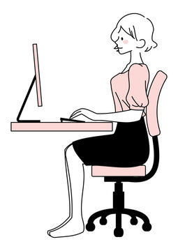 真っ直ぐなきれいな姿勢でパソコンを使う女性