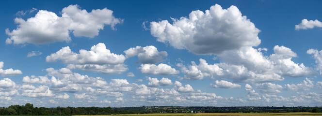 Wei&szlig;e Sch&ouml;nwetterwolken vor blauem Himmelshintergrund