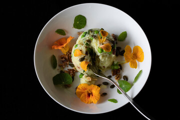 VEGAN JASMIN RICE EDIBLE FLOWERS & LEAVES WHITE DISH 