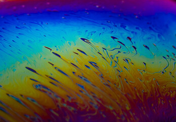 Fototapeta na wymiar Kraftvolle Farben einer Seifenblase