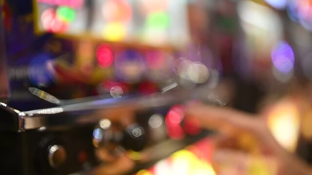 パチンコ、スロットを遊技している手元
（outfocusで撮影して故意にボカしています）