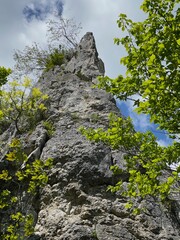 Auf dem Berg oberhalb von Oberlenningen im Lenninger Tal liegt diese mittelalterliche Burgruine Wielandstein. Sie ist ein beliebtes Ziel von Wandern. - obrazy, fototapety, plakaty