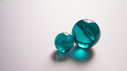 Canicas con fondo blanco