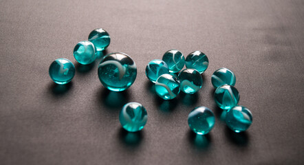 Canicas en fondo negro