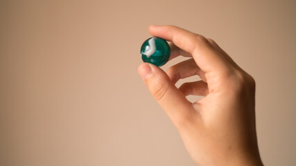 Canica y mano © Monyma