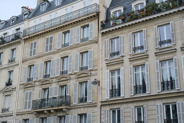 Fototapeta na wymiar A view of the Haussmannian Parisian facades. 