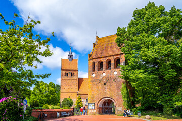 Naklejka premium Sankt Johannes Kirche, Bad Zwischenahn, Niedersachsen, Deutschland 