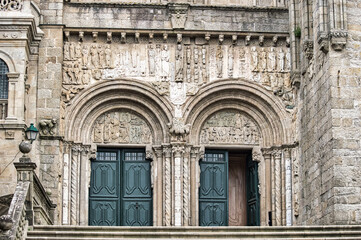 Fototapeta na wymiar Hermosa puerta de las platerías en la catedral gótica y barroca de Santiago de Compostela, España
