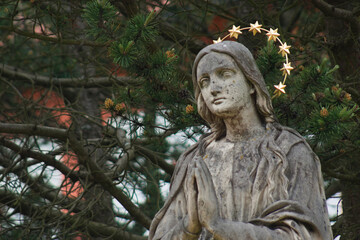 Maria Religion Christentum mt Heiligenschein heilig betend als Statue