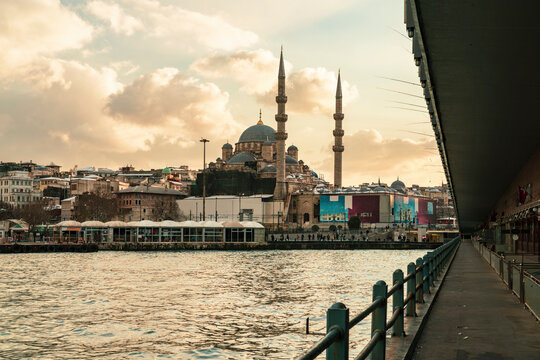 Turkey, Istanbul, Golden Horn canal at dusk with Yeni Cami mosque in background