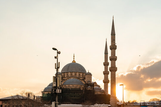Turkey, Istanbul, Yeni Cami mosque at sunset