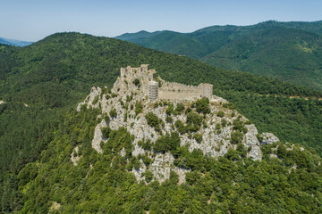 Naklejka premium Vue aérienne par drone du Chateau de Puilaurens dans l'Aude en Occitanie