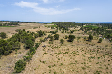 Vue aérienne par drone de la campagne aride de l'Aude en France.