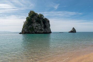 Naklejka premium Islet off Taupo Head, Golden Bay, Abel Tasman, New Zealand