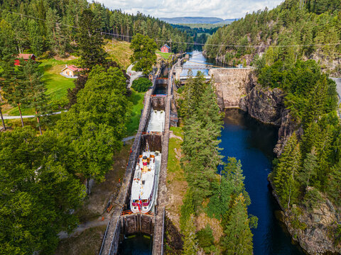 Aerial view of tourboat passing through Vrangfoss Locks