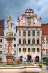 Fototapeta na wymiar Stadt Landsberg am Lech in Bayern mit dem historischen Rathaus und Marienbrunnen am Hauptplatz