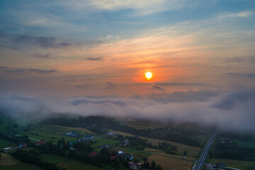 Fototapeta na wymiar Wschód słońca. lato. mgła