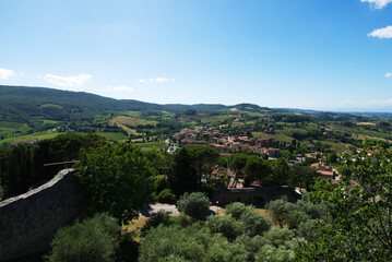 Fototapeta na wymiar Vista panoramica di un luogo famoso in Italia. San Gimignano è un borgo medievale in Toscana. 