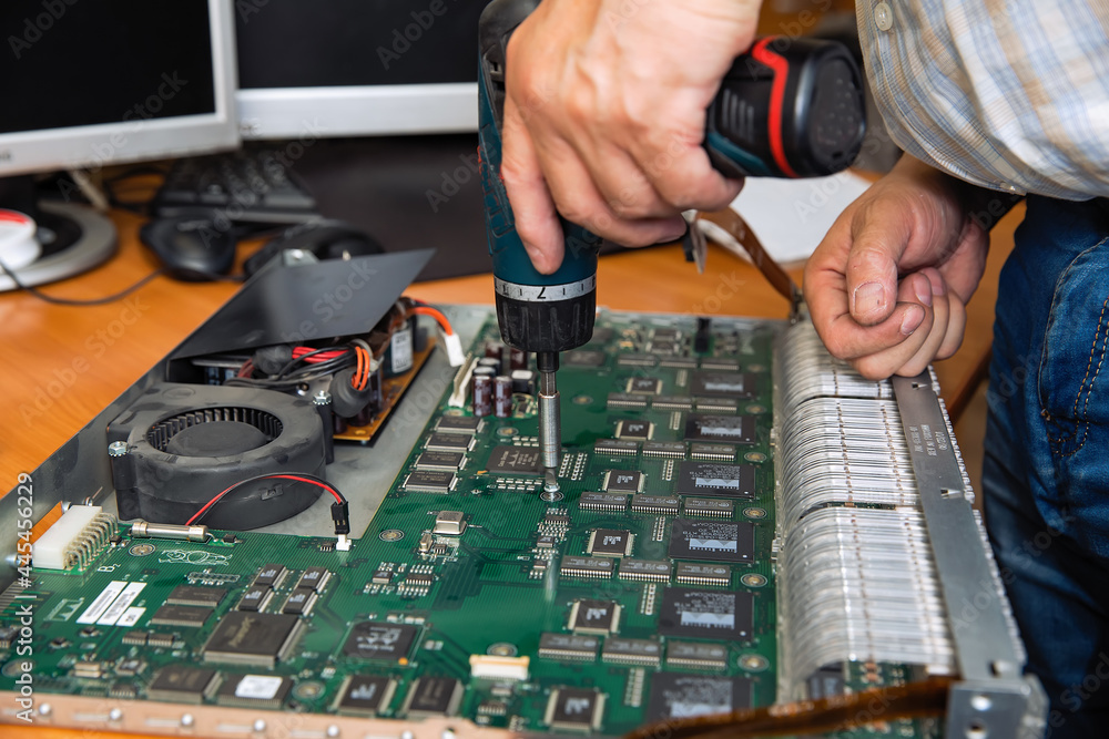 Aufkleber disassembly of computer and network equipment with a screwdriver.