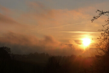 Obraz na płótnie Canvas Stimmungsvoller Sonnenaufgang im Nebel