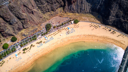 Foto aérea con dron de la playa de Las Teresitas en Tenerife, Canarias.