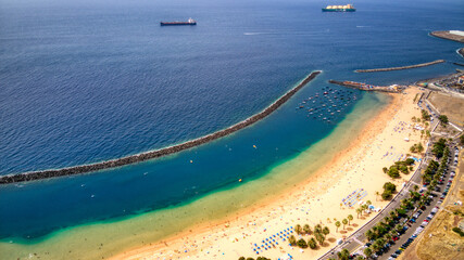 Foto aérea con dron de la playa de Las Teresitas en Tenerife, Canarias.