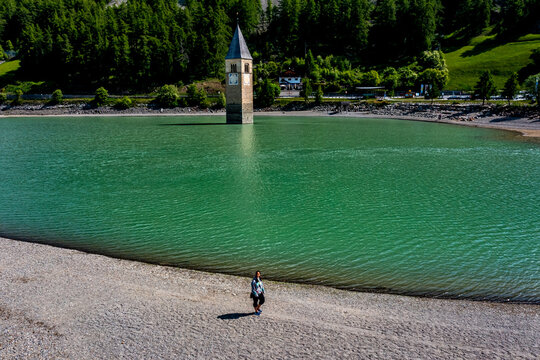 Kirchturm von Altgraun am Reschen Pass Luftbilder | Hochaufl&ouml;sende Luftbildaufnahmen vom Reschen Pass