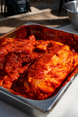 pollo asado.

pollo adobado para asar.

pollo crudo adobado para ahumar.

pollo para asar en asador de cruz.