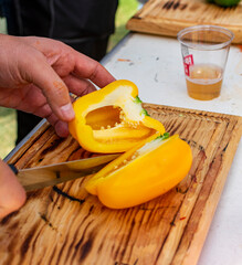 pimiento morrón con huevo y queso parmesano al carbón.
ají dulce  con huevo y queso parmesano.

pimiento morrón con huevo y queso parmesano al carbón  