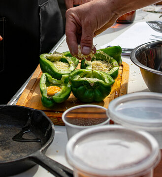 pimiento morr&oacute;n con huevo y queso parmesano al carb&oacute;n.
aj&iacute; dulce  con huevo y queso parmesano.

pimiento morr&oacute;n con huevo y queso parmesano al carb&oacute;n  