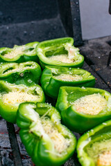 pimiento morrón con huevo y queso parmesano al carbón.
ají dulce  con huevo y queso parmesano.

pimiento morrón con huevo y queso parmesano al carbón  