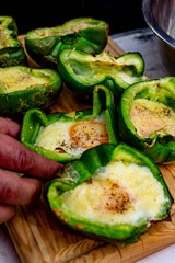 pimiento morrón con huevo y queso a la parrilla.

ají dulce con huevo y queso parmesano a la parrilla.