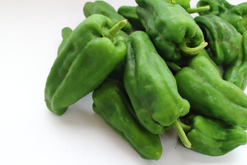 右側に集まるたくさんのピーマン