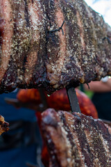 Fototapeta premium costillas de res asadas al carbón.costillas de res ahumadas.costillar de res en asador de cruz. 
