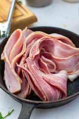 hoya  con tocino crudo listo para cocinarlo 