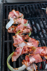 aros de cebolla cubiertos con tocino.

aros de cebolla con tocino a la parrilla.

aros de cebolla...